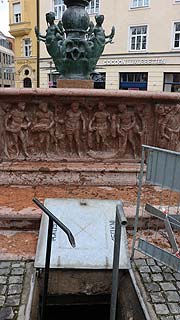 in diesem Schacht liegen die Leitungen, mit denen der Brunnen aufgedreht werden kann (©Foto. Martin Schmitz)